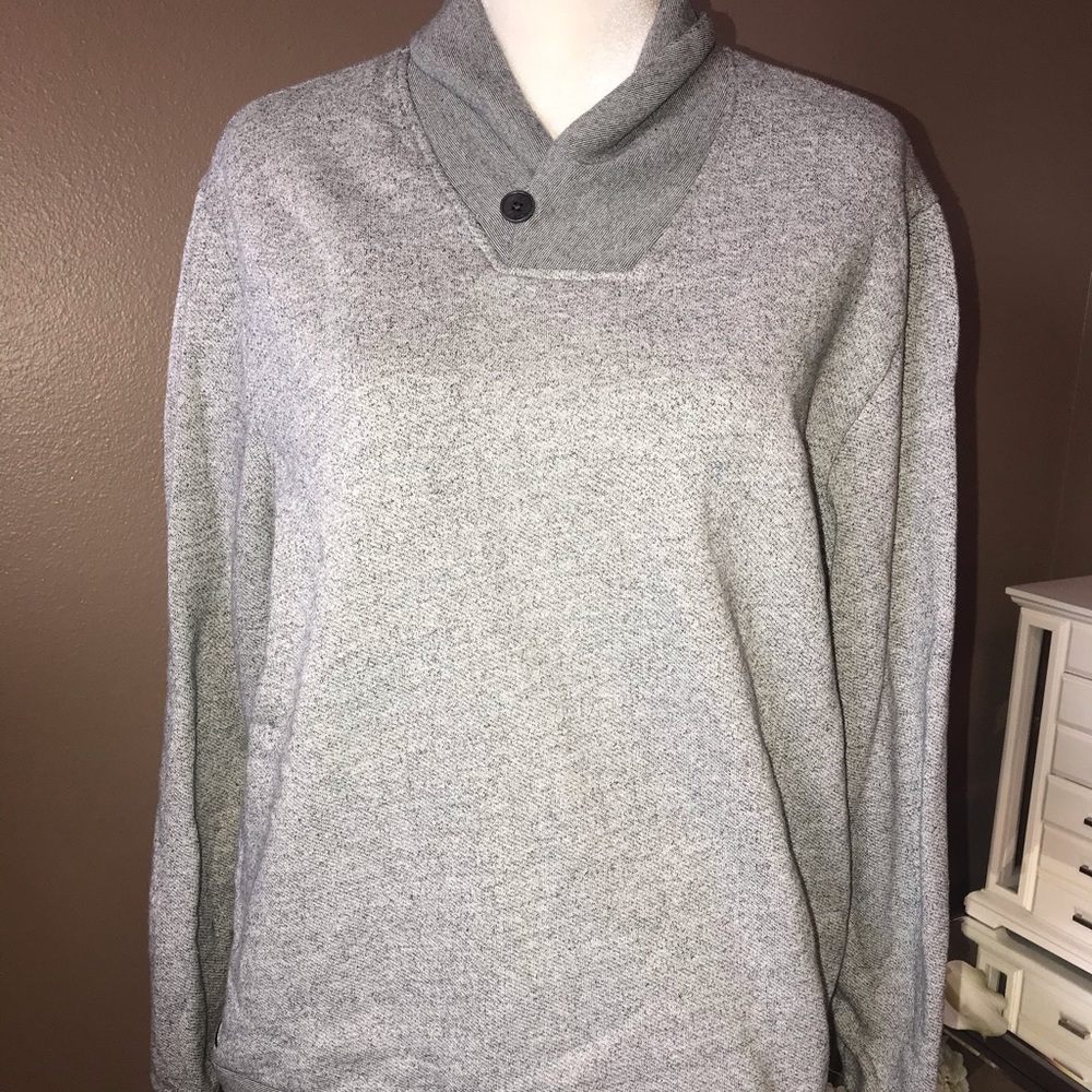 Men’s Untuckit sweater.